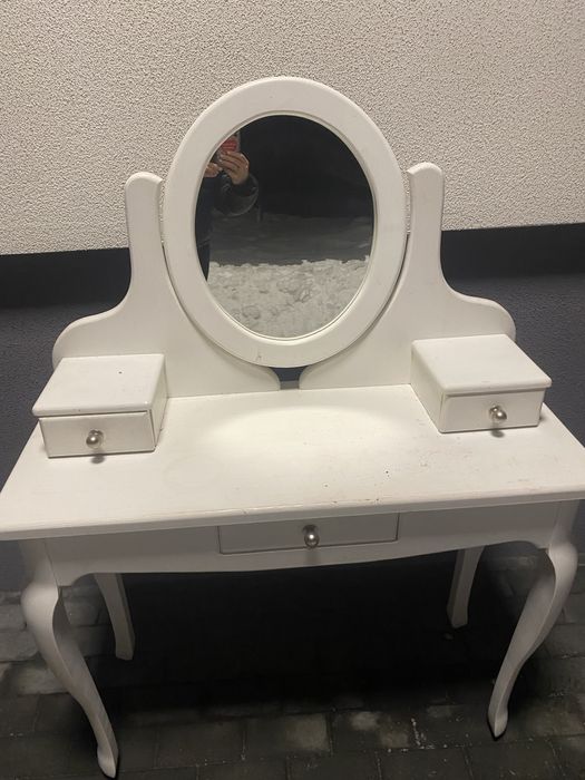 Toaletka drewniana biała.