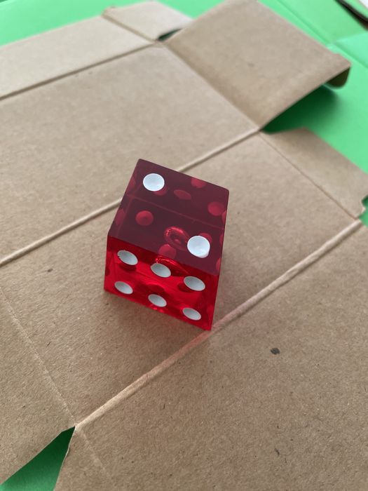 Dado disforme (vermelho transparente, pintas brancas)