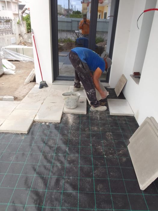 Empreiteiro - trabalhos de construção civil .