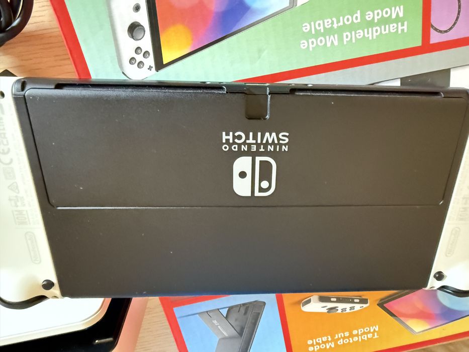 Nintendo Switch Oled, 2 gry, karta 256 GB, pokrowiec