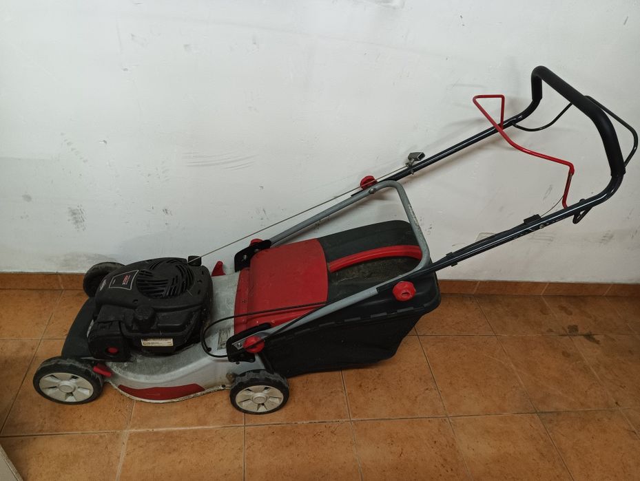 Corta relva a gasolina  brighs and straton