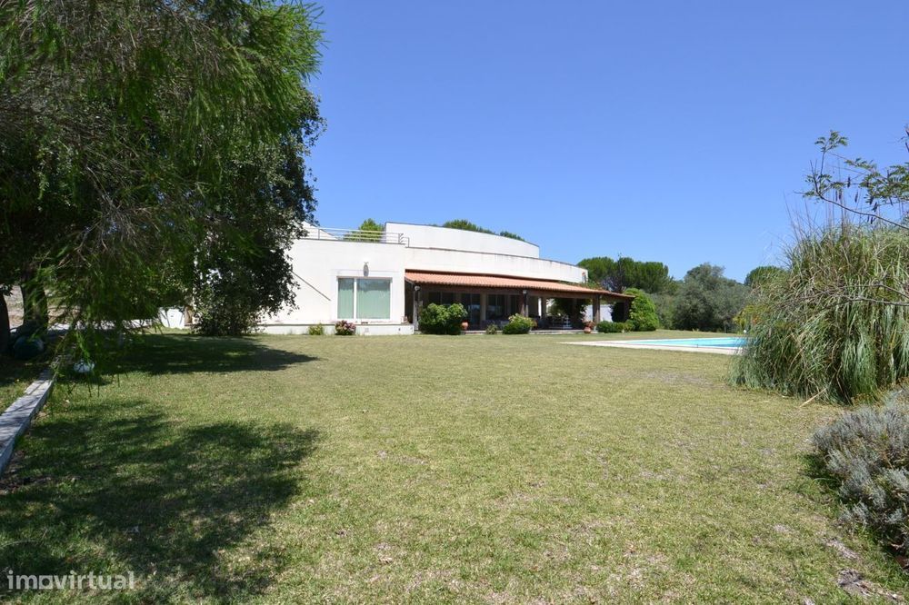 Moradia V7 inserida em terreno de 7.440 m2