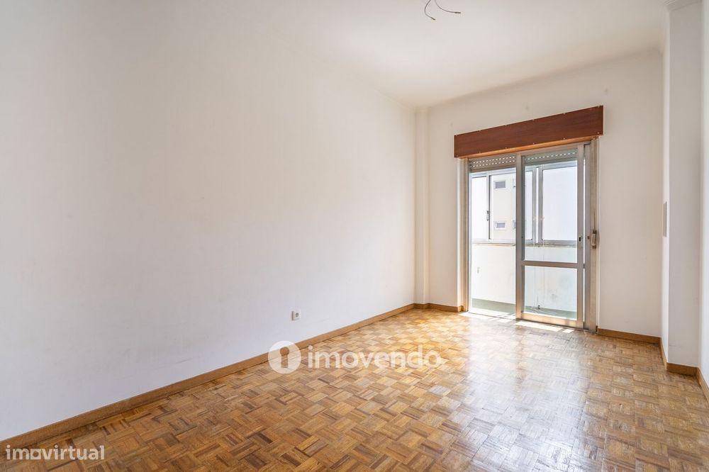 Apartamento T2, com boa luz natural, em Odivelas