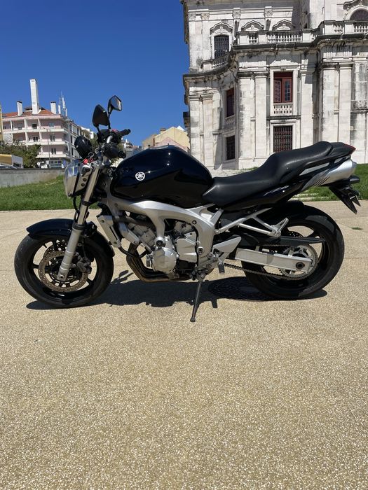 Yamaha FZ6 + Top case GIVI Blade