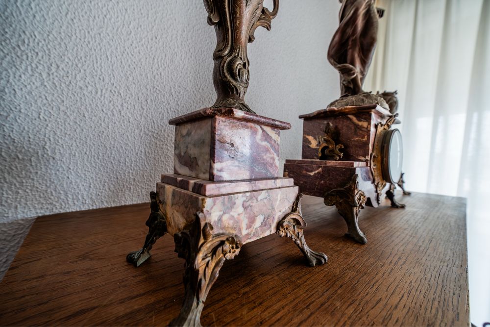 Relógio de Lareira Francês Antigo em Mármore Rosa com Escultura “La Science” – Conjunto Completo Estilo Napoleão III