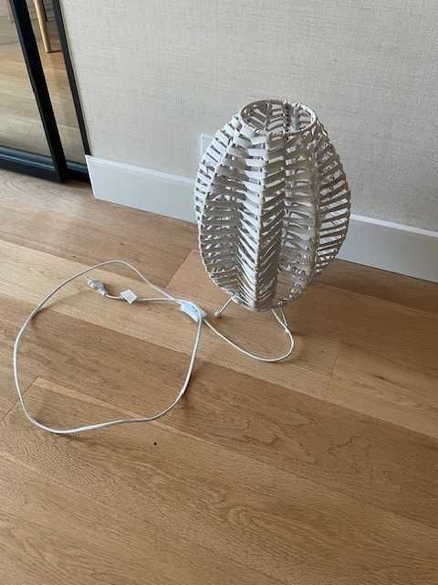 Candeeiro de mesa em metal / verga branco
