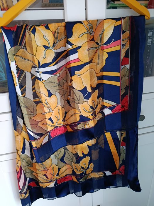 Lenço muito original.