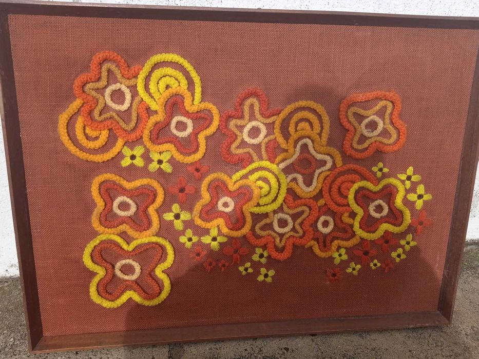 Quadro antigo, bordado, com moldura
