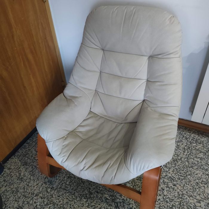 Cadeirão em pele camurça