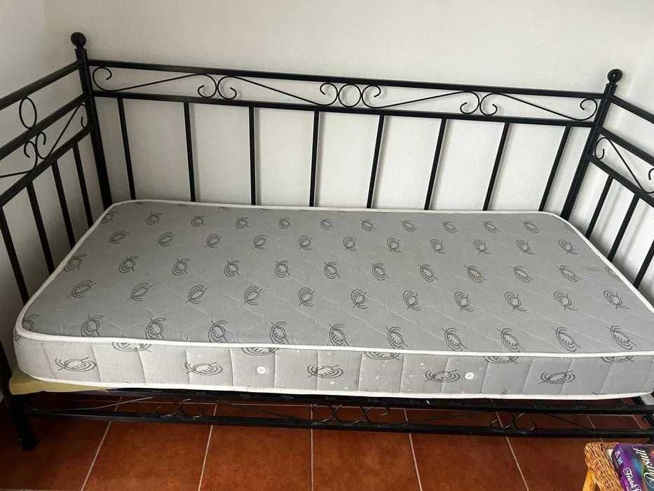 Dou a quem vier buscar Cama de ferro com colchão