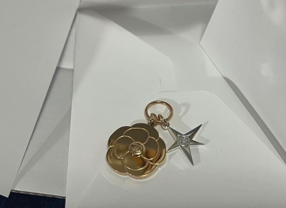 Edycja limitowana charms zawieszka Kamelia