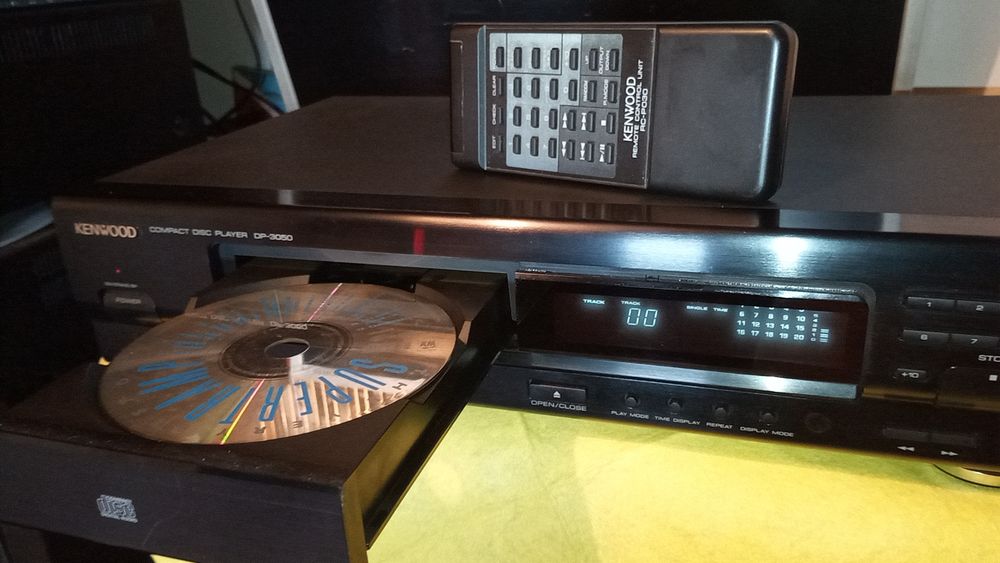Leitor de Cd's kenwood com comando.