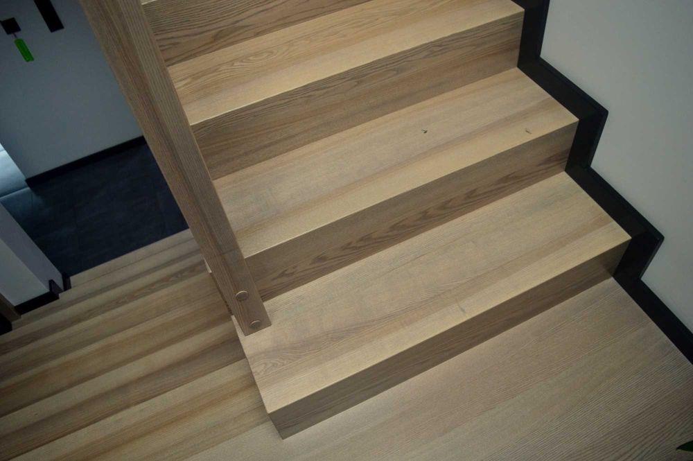 Schody drewniane dywanowe schody drewniane półkowe
