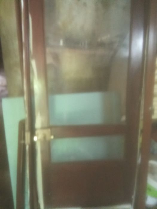 Porta em bom estado 80*1.90 mais rodapé e fechadura  tudo completa com vidro grande e um fusco em baixo
