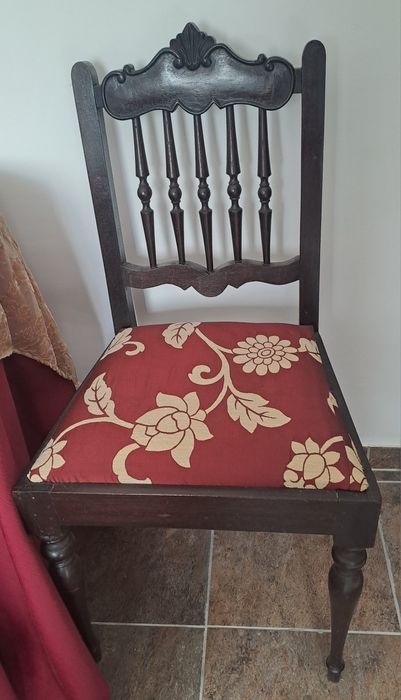 Mobilia de quarto, cama com colchão, roupeiro, cómoda...
