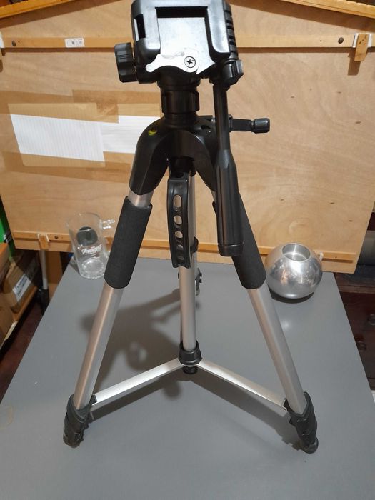 Tripé em metal e plástico mod. F-6870, usado mas em bom estado.