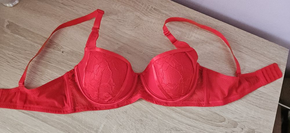 Яскравий червоний мереживний бюстгальтер (новий, без бірки)