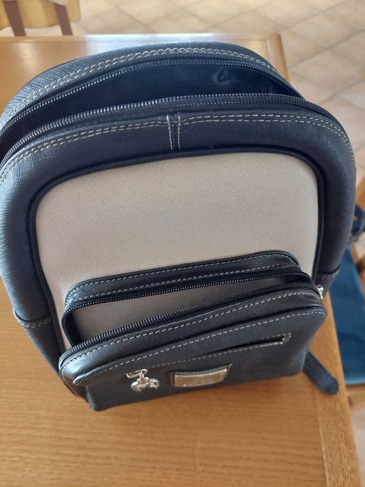 Mochila preta e beje marca Cavalinho