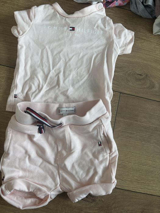 Ubranka dla dziewczynki ( Tommy H , DKNY JEANS itd ) rozmiar 50-62