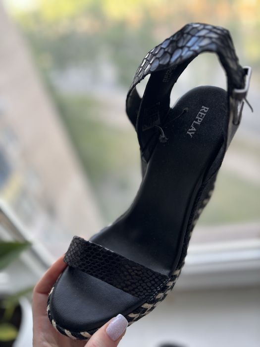 Босоножки на танкетке