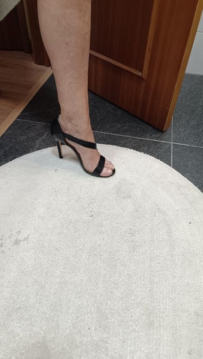 Sandálias pretas clássicas tamanho 37.