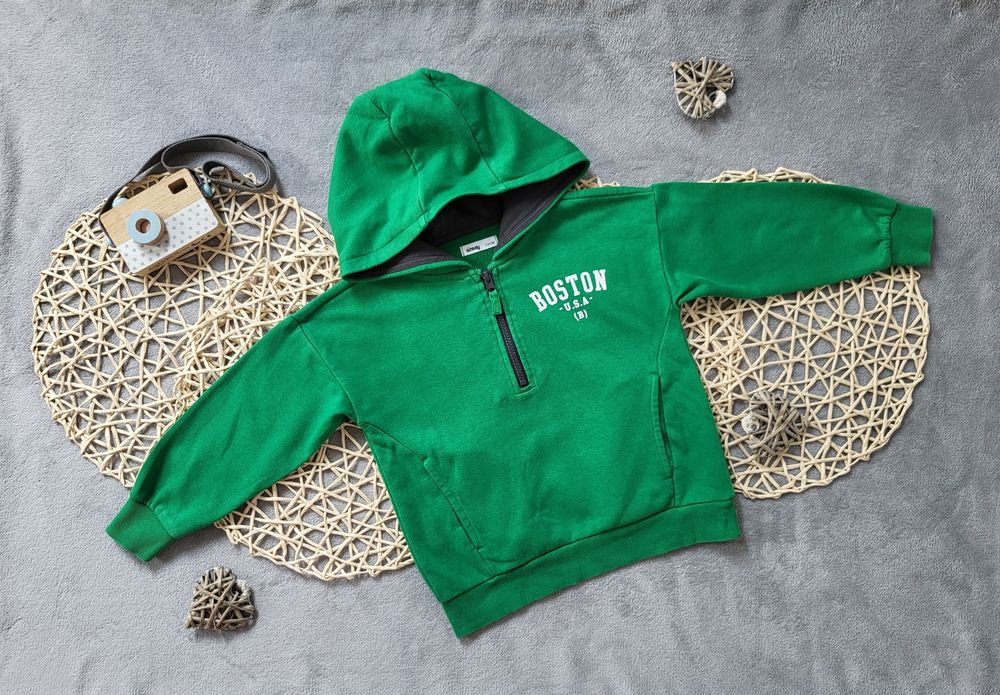 Bluza dresowa z kapturem i kieszeniami z napisem Boston w rozmiarze 116