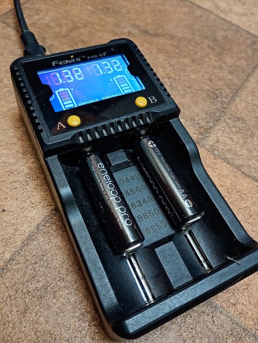 Зарядний пристрій Fenix ARE - C1
