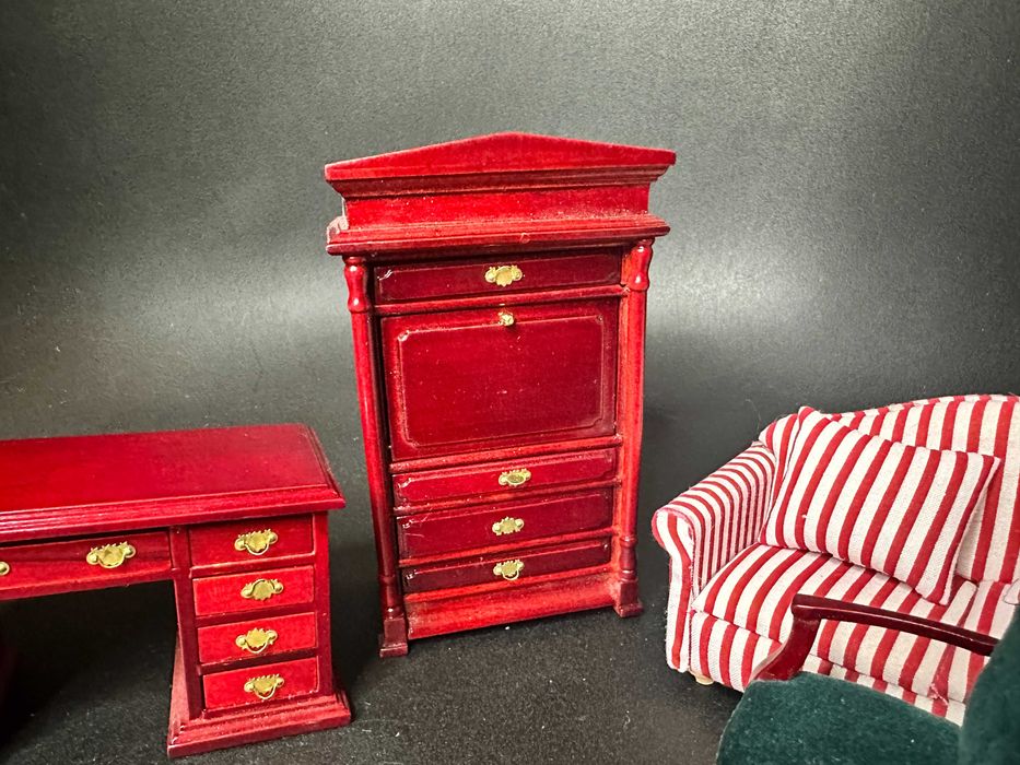 Лот вінтажних меблів з червоного дерева. Для лялькових будиночків.