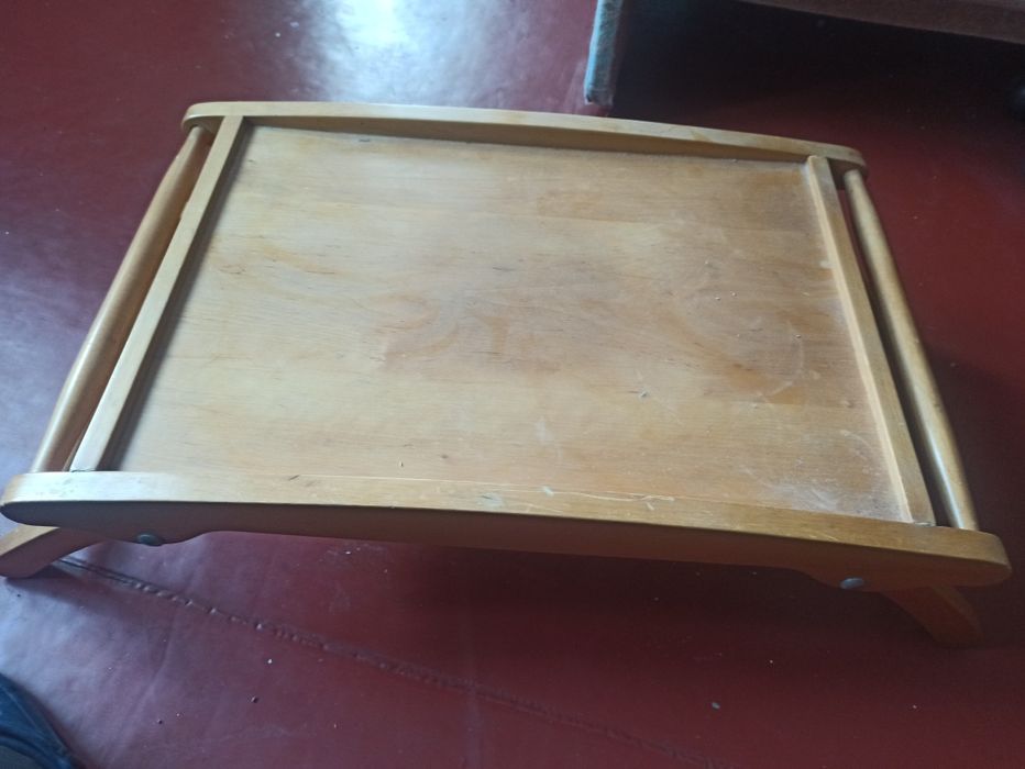 Стол поднос деревянный.