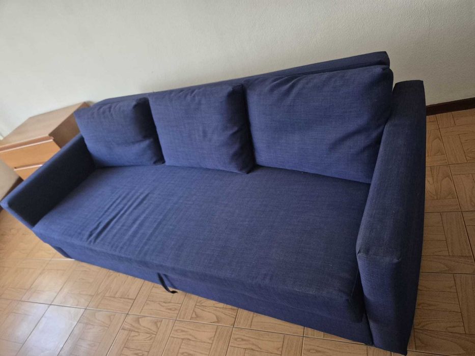 Sofa-cama azul em estado novo
