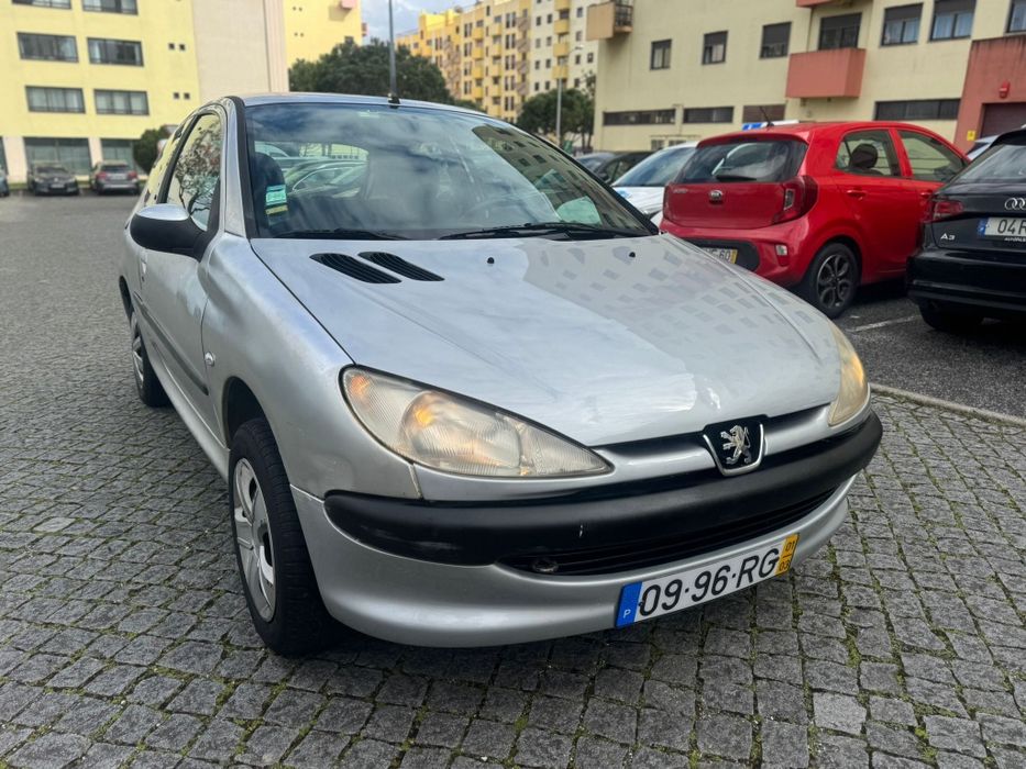 Peugeot 206 1.1 gasolina 5 lugares ano 2001  em bom estado geral.