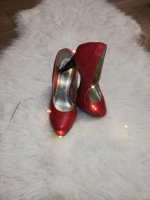 Czerwone skórzane szpilki