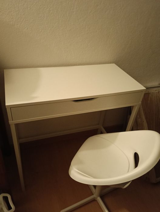 Secretária e cadeira IKEA
