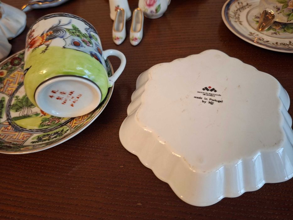 Porcelanas e biscuit  - lote de figuras e loiças de vitrine - preço do lote