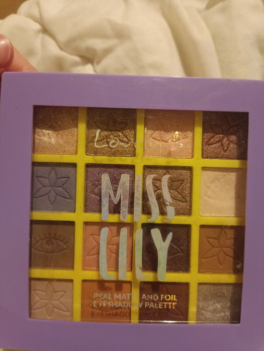 Paleta miss Lily marki lovely.