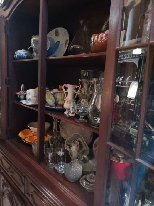 Grande móvel com vitrine para salão