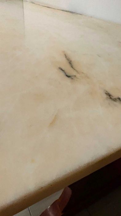 Mesa maciça com tampo em mármore