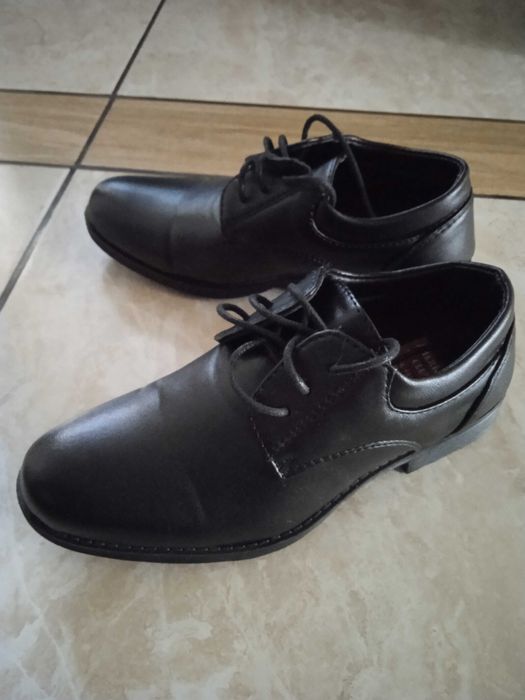 Eleganckie buty chłopięce