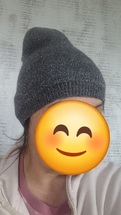 Szara czapka ze srebrną nitką