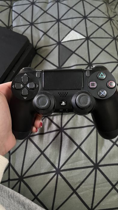 PlayStation 4 (modelo normal) usada com jogos e comando