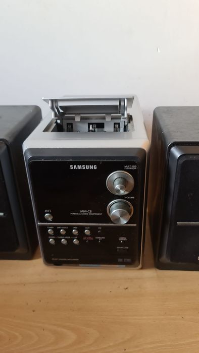 Aparelhagem de  som com CD, rádio e cassete