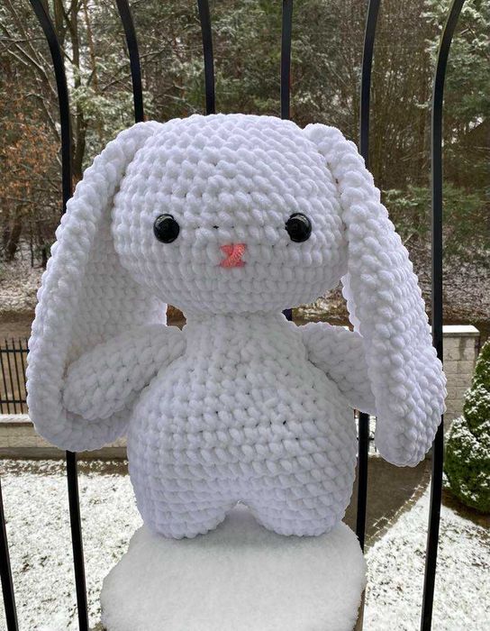 Pluszak z włóczki Króliczek