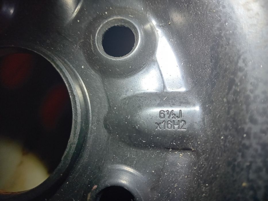 Jantes de ferro 16 polegadas, 5 furos, novas com tampões.Toyota AURIS