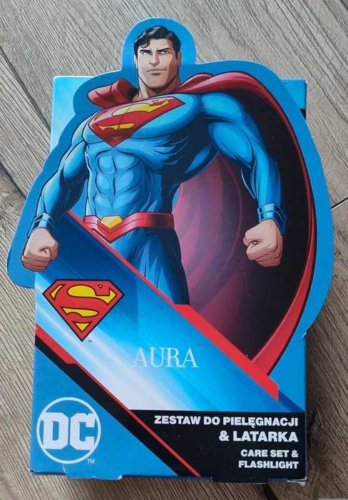 Zestaw superman Aura pianka do mycia ciała balsam do ust latarka