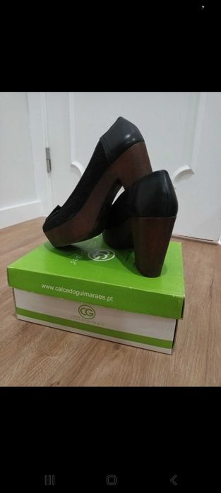 Sapatos pretos tacão alto