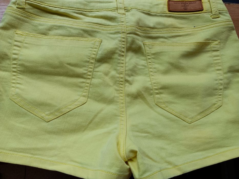 Cytrynowe spodenki Vero moda