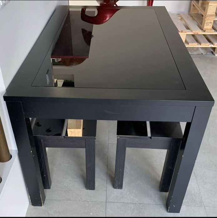 Mesa de jantar de madeira