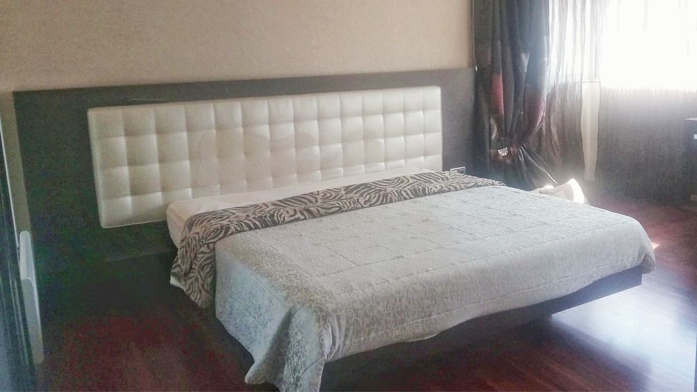 Cama com cabeceira e colchão