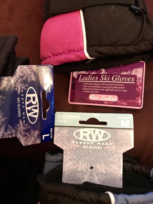 НОВІ лижні, спортивні рукавиці.