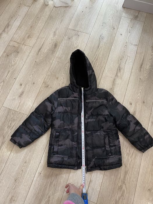 Куртка осень на мальчика 6-7 лет, теплая, не промокает, с карюшоном